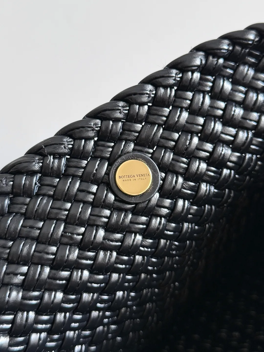 Batch 7360 BOTTEGA VENETA new product large Tosca Baci Baci means Kiss in Italian. Different from the previous Tosca style, this time the entire handbag presents a triangular shape design, and the handle is also designed with a single handle. The delicateness of each stitch of the craftsman's weaving, and the warmth of the handwork are like freshly baked bread! This is a bag that only experienced craftsmen can weave. The lightweight material and large capacity make it easy to carry whether you are an office worker or a student party😍Not only that, this bag is full of fashion, making you the center of attention whether it is for daily outings or important occasions👀 Style number: 762635 Size: 54*39.5*6cm